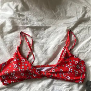 Säljer denna snygga röda bikinitoppen med blommor på sig. Den är tyvärr för liten för mig så säljer den därför. Pris kan diskuteras💗