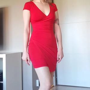 Röd festklänning - Fortfarande i bra skick, men ser lite tecken på användning. Skönt stretchigt tyg 😊 OBS! Katt i hemmet