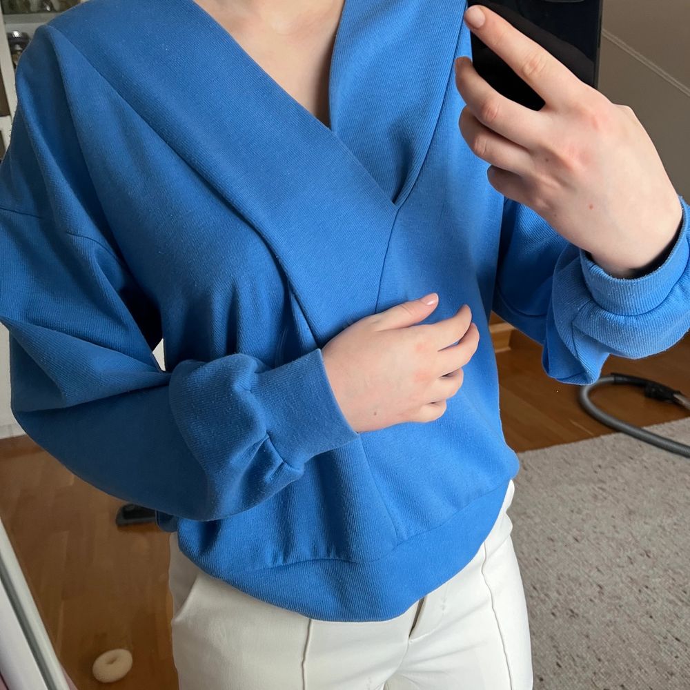superfin blå tröja med cool urringning. jättetrendig skarp blå färg som inte kommer fram riktigt i bilden. köpt secondhand och i använt skick men inte sliten på något sätt!. Tröjor & Koftor.