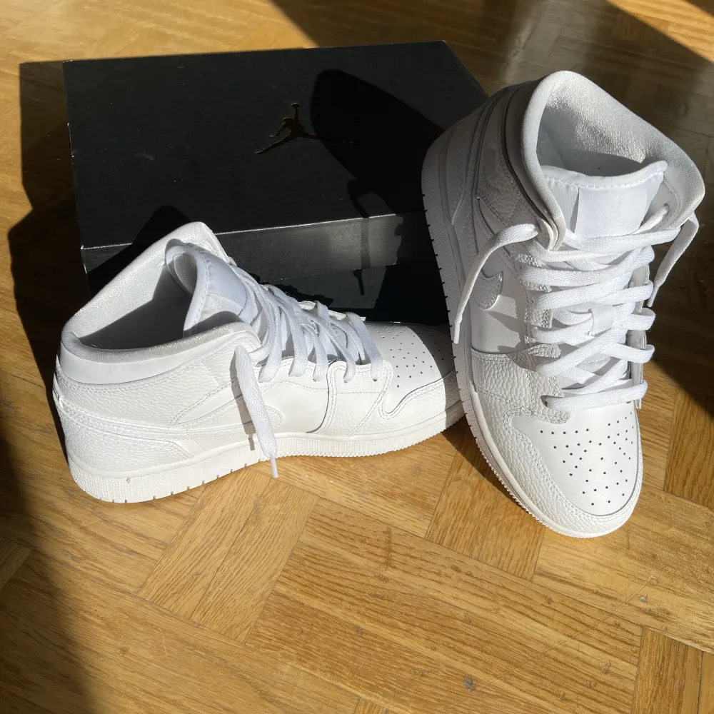Air jordan 1 for sale, size 40 but fits 39.I only used them for 1 day,and i want to sell them because i dont need them right now.They are brand new,not even creased a little bit and they are not dirty.They go with every outfit.The box is included.They are authentic.. Skor.