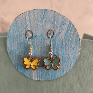 Örhängen - Säljer dessa Ukraina örhängena! Pengarna som vi får in för örhängena kommer att skänkas till rädda barnen! Köp gärna för att stödja.❤️🇺🇦