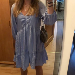 Blå/lila  klänning - En jätte fin klänning till sommaren. Köpt förra sommaren på mango, använt ungefär 2 gånger💕 storlek S men skulle mer säga att det är en M
