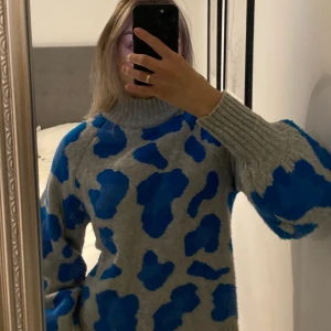 Stickad tröja  - Säljer denna coola stickade tröja med ballongärmar, den går upp lite i halsen och är väldigt tjock i materialet. 