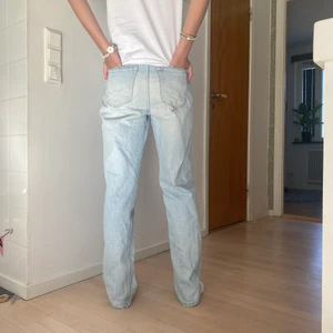 Ljusblå jeans - Jätte snygga ljusblåa jeans som jag tyvärr växt ur. Säljs för 250 eller budgivning om fler är intresserade. Kan fraktas eller mötas upp i Sthlm. Modellen på bilderna är 172!💕