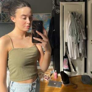 linne från gina tricot i storlek xs - oanvänt linne ifrån ginatricot i storlek xs/s. pris kan diskuteras vid snabbaffär🥰