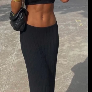 SNDYS kjol - Säljer nu min oanvända kjol från SNDYS med lappar kvar. Nypriset låg på ca 550 plus shipping och tull så vill gärna ha samma pris för den. Bilden är lånad, skriv privat för egna. Om många är intresserade blir det budgivning. Direktpris är 650💕