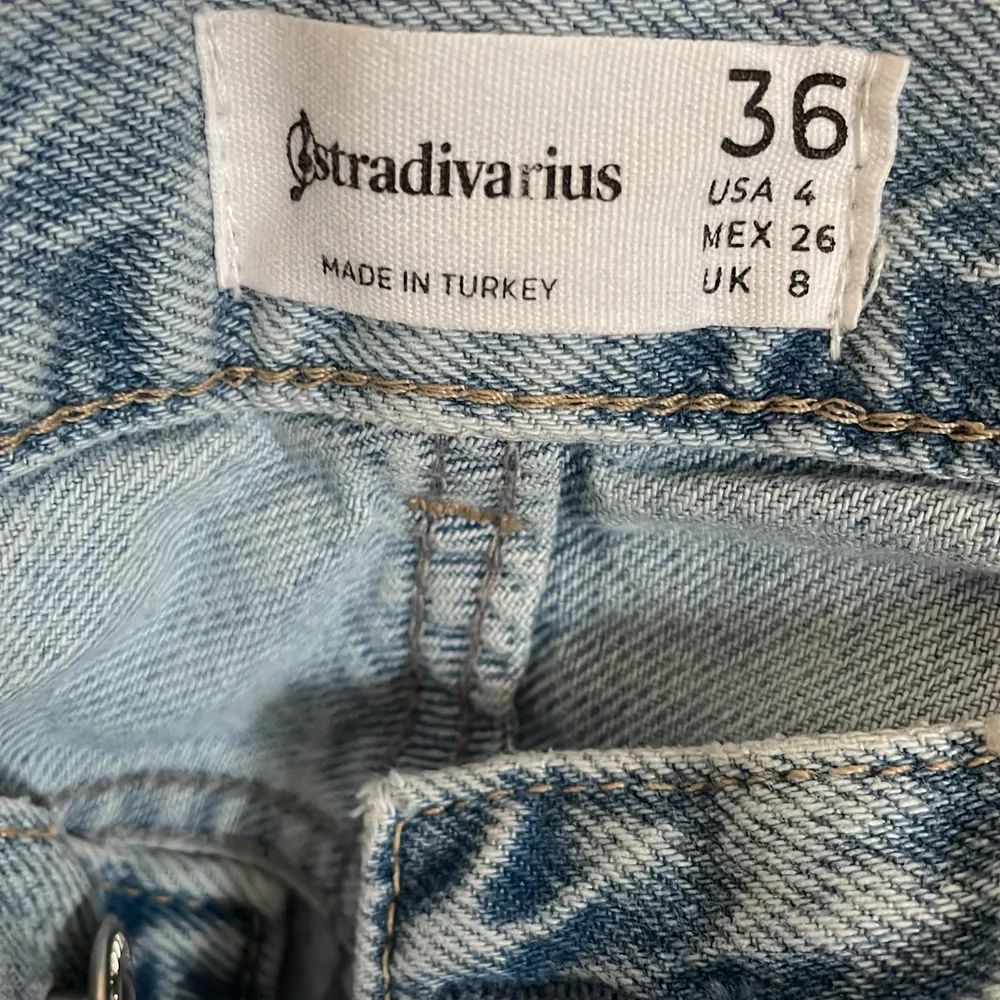 Ljusblå raka jeans från Stradivarius. Medelhög midja med v-form. Strolek 36, jag är 170 cm. Aldrig använda och i nyskick. Vid fler frågor eller bilder, skriv i dm💗. Jeans & Byxor.