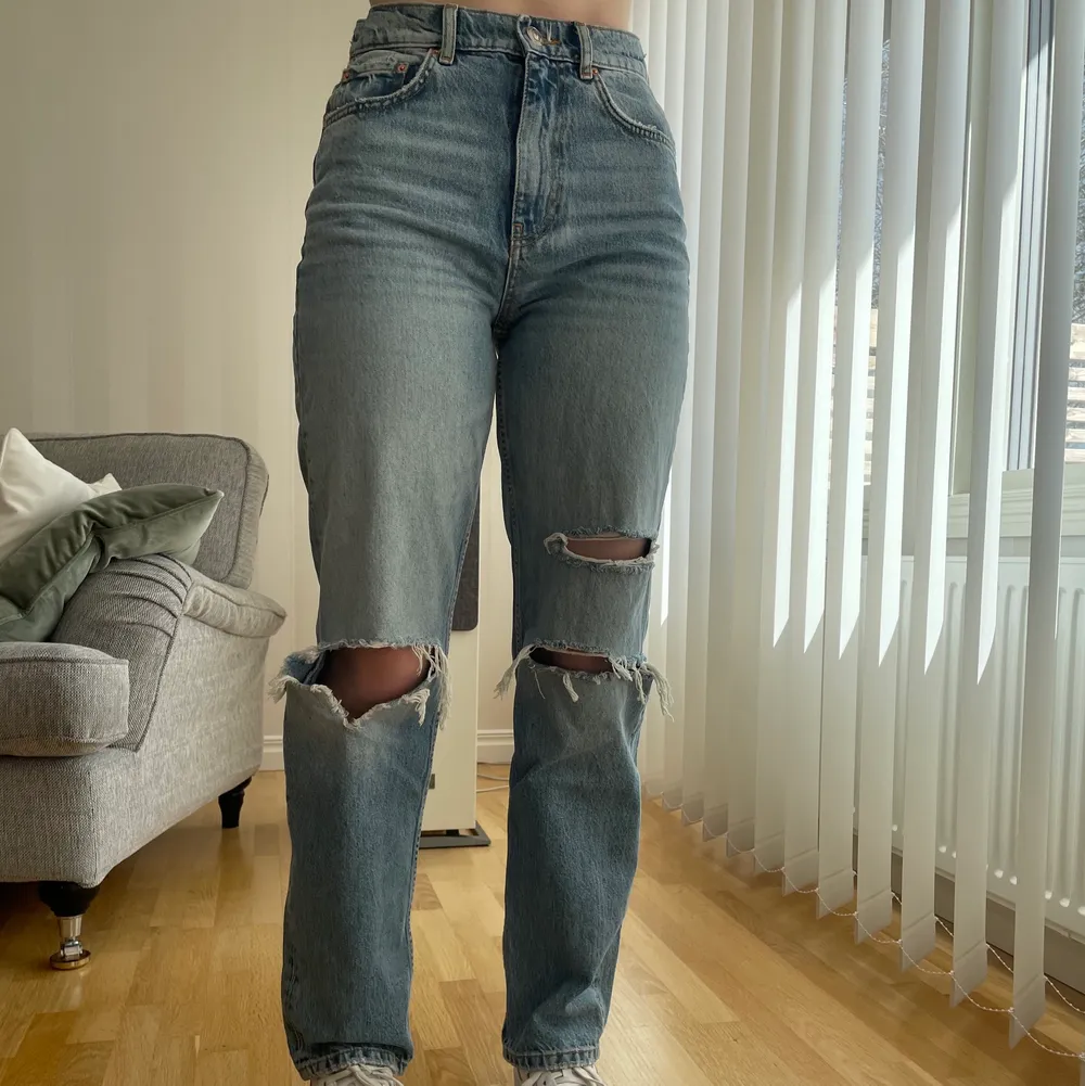 Blå raka jeans med hög midja och revor från Gina Tricot. Storlek 36, jag är 170 cm. Använda 2-3 gånger och i nyskick. Vid fler frågor eller bilder, skriv i dm💗. Jeans & Byxor.