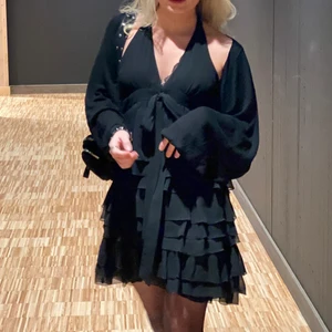 Klänning Zara - Säljer min absoluta favorit klänning ifrån zara då den är för stor!! Kontakta mig vid frågor❤️ (egna bilder) PRISET ÄR INKLUSIVE FRAKT‼️