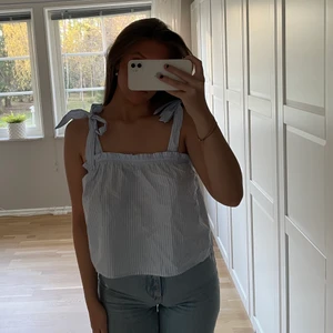 Randigt linne - Linne från H&M. Endast testad. För stor för mig som är S/M. Nypris 199 kr. Köparen står för frakt 🦋