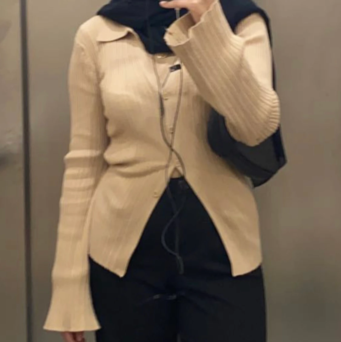 Ljusbeige stickad kofta i lång form