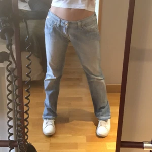 Jeans - Säljer dessa lågmidjade replay jeansen med coolaste bakfickorna!! Passar någon 160-167! ❤️‍🔥kontakta mig vid intresse och ifall du undrar något 