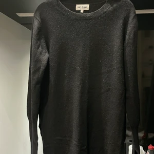 Kashmirtröja från Softgoat  - Svart Kashmirtröja från Softgoat i storlek small, men något litet så skulle säga passar en xs. Något längre i modellen. Har öppna slag i midjan (se bild) tröjan är inlämnad hos skräddare pga gick upp lite i slagen, men det är fixat, det syns när man kollar nära, därav det låga priset jag angett. Men annars superfint skick! 