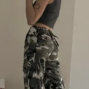 Säljer mina Camo Cargo pants. Använda några få gånger men som nya! Går att göra smalare vid midjan. En S-M storlek. 