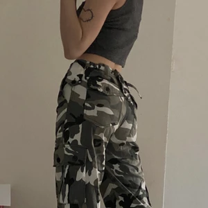 Cargobyxor - Säljer mina Camo Cargo pants. Använda några få gånger men som nya! Går att göra smalare vid midjan. En S-M storlek. 