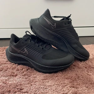 Nike Skor Storlek 38 - Helt nya Nike skor, aldrig använt. Har fått de i present men de är för små. Skornas märke är Nike, storlek 38 och i otrolig skick. Original-priset för skorna är 1449kr men jag säljer de för 1000kr som är ett väldigt bra pris för helt nya och oanvända skor.