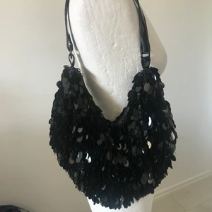 y2k zara axelväska - märke: zara. mått: 34cm bred & 20 cm lång (utan bandet) har ett stort fack med dragkedja och ett mindre fack på insidan. mycket bra skick. oanvänd. möts upp i stockholm eller fraktar 🖤 den finns kvar