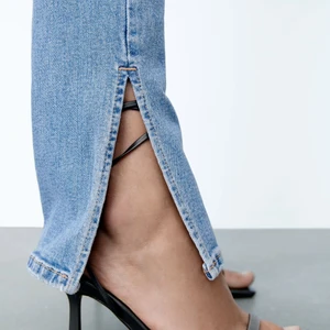 Jeans med slits  - Jeans med slits från Zara, använda fåtal gånger. Kan mötas i Göteborg💕