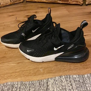 Nike skor  - Säljer mina fina Nike Air 270, köpta 2021 men i fint skick, används aldrig längre och vill få de sålda snabbt därav priset! Nypris: 1700kr 