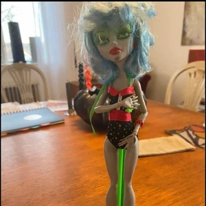 Monster High docka  - Monster High docka i rätt bra skick, dock lite slitet hår. Katt i hemmet. Kan mötas upp i Uddevalla om ej så står köparen för frakten. 