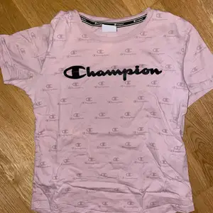 T-Shirt från champions, sparsamt använd. Mycket fint skick, stl S 