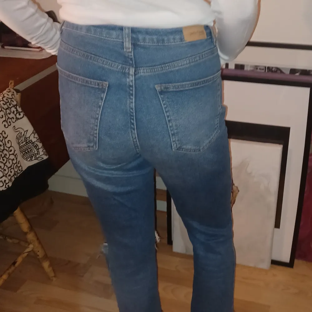 Blå distressed momjeans från Gina tricot regular fit i storlek: 40. Super fina och passar till allt !! 💙💙. Jeans & Byxor.