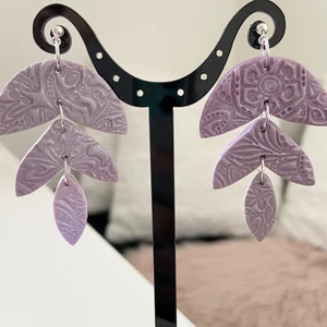 Örhängen  - Handgjorda örhängen av lera. Samfraktar. Kontakta för flera bilder eventuellt video. Storlek ca 6  cm Står ej för postens slarv Kontakta för nickelfri alternativ