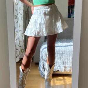 Vit volang kjol - Vit kjol med volanger från Bershka i stl xs. Kjolen har även en innekjol så den är inte genomskinlig! Passar till allt