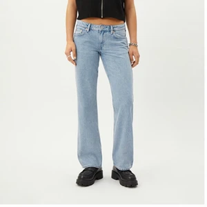 Arrow low straight jeans - Weekday jeans Arrow. Storlek W28 L32! Så fina lågmidjade jeans!