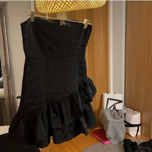 Maje kläning  - Säljer denna fina klänningen som tyvärr inte passar mig längre🥲jag har klippt av banden som tidigare var på å även sytt in den lite, den är endast använd en gång💕köparen står för frakten🙌