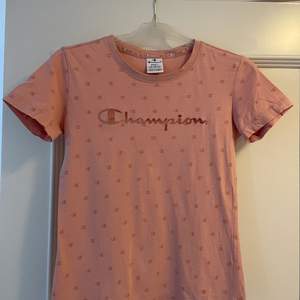 Säljer en rosa Champion T-shirt i storlek small. Betalning sker via Swish.