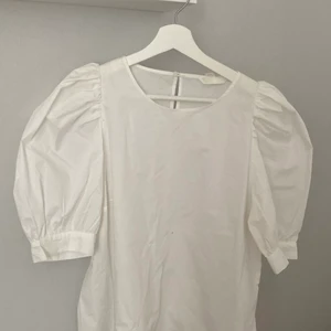 🤍Söt tshirt med puff-armar🤍 - Säljer denna tröja som är oanvänd💞