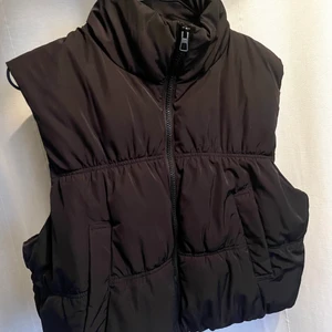 Croppad väst - Jättefin croppad väst från HM💓 köpte den i höstas så är i fint skick! Har en annan väst därav använder jag inte denna✨ frakt tillkommer! Sisa bilden är från hemsidan