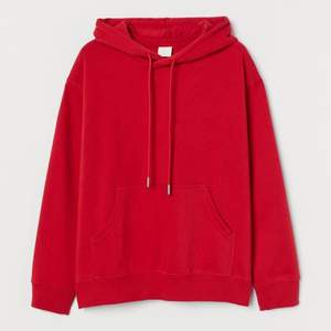 Säljer denna snygga röda hoodie. Den är från hm och har inte kommit till stor användning. Köptes för 200kr men säljer den nu för 80. Den är från hm och är i storlek S. Frakt tillkommer😊