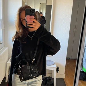 Zara väska - Säljer min superfina Zara väska som knappt är använd, skicket är som nytt & väskan kommer med en kedja så man kan bära runt kroppen.