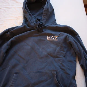 EA7 hoodie  - Min pappa köpte den usa för många år sen och den är äkta. Killstorlek M men passar mig som vanligtvis är storlek S. Säljer endast vid bra pris då jag fof gillar den 