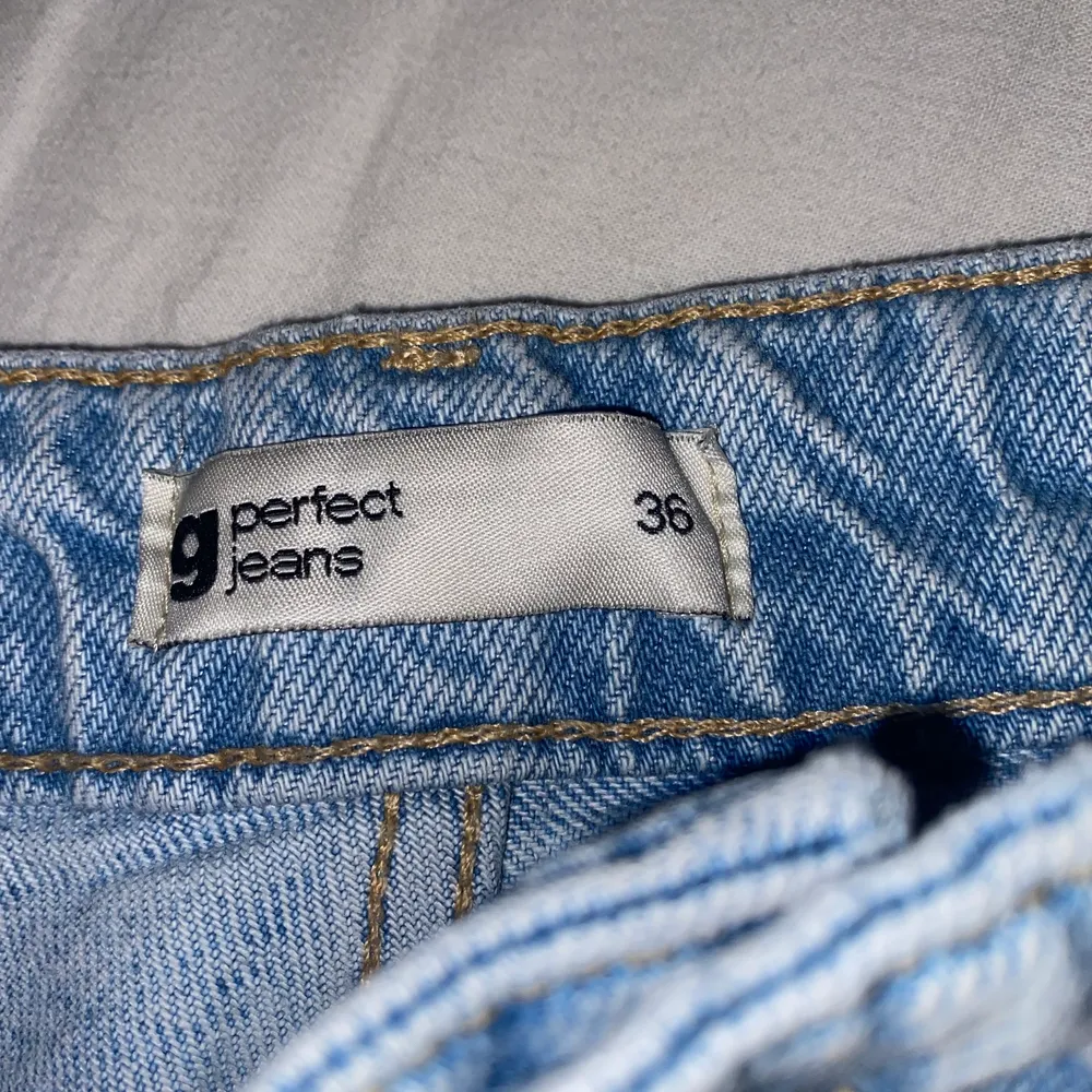 Säljer dessa byxor från Gina i storlek S, eftersom d inte passar längre. . Jeans & Byxor.
