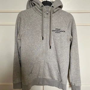Peak Performance Zip Hoddie❤️‍🔥❤️‍🔥 - Säljer min Peak Performance Zip Hoodie. Den är i väldigt bra skick och är köpt för 1100kr. Säljer för endast 350kr🥰 Storlek S 
