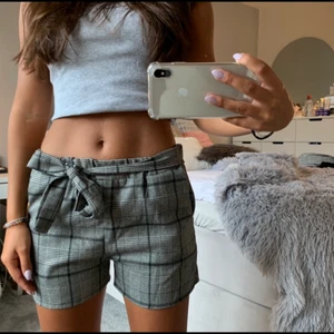 Shorts - Supersöta rutiga shorts!! Märke (?). Shortsen skulle jag säga är i storlek XS/S. Dem är köpta i Spanien för 3 år sedan. Kommer inte längre till användning. Köp direkt för 70kr + frakt💕