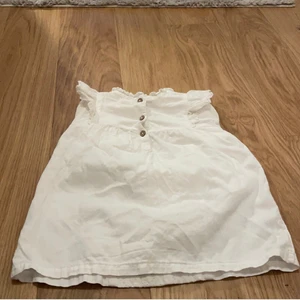 Sommar blus - Den här blusen är verkligen så skön och härlig. 💙 Den är speciellt snygg på sommaren. ☀️ Jag älskar varje liten detalj på blusen och hur den passar till allt! Den är från 💗 Newbie 💗 och är i storlek 122 men eftersom den är så stretchig passar den även 7-8 åringar (128) 🤗