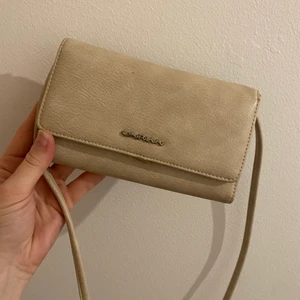 Fin beige väska  - Säljer en fin beige liten väska. Köpte den på en Ålandsfärja för flera år sedan. Använd väldigt lite så bra skick! 