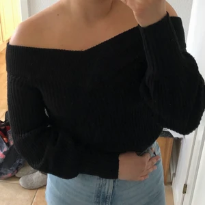 Stickad tröja  -  Svart off shoulder stickas tröja. Lite nopprig men inget som syns på avstånd