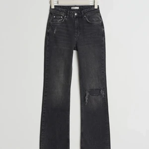 full length petite flare jeans strl 32 - Slutsålda i strl 32 på Gina’s hemsida. Helt oanvända och lappen finns kvar på. Är 165 och jeansen passar mig perfekt på längden. Jag säljer då de satt lite tajt i midjan.