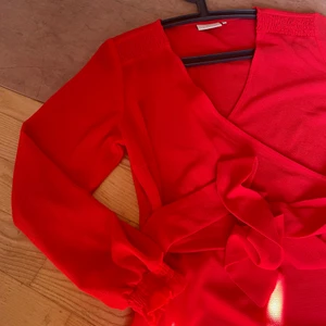 Röd klänning  - Säljer min röda klänning från kaffe, storlek 36. Bara använd 1 gång! Fint skick✨💫 150kr + 50kr frakt