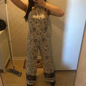 Jumpsuit  - En jättefin jumpsuit med luftig material, perfekt inför sommaren!