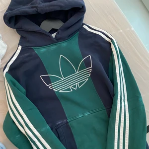 Adidas hoodie  - Knappt använd jättesnygg hoodie från adidas! 