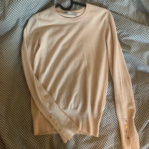 Långärmad tröja zara - Säljer denna beiga tröja från Zara med guldknappar på ärmarna. Jag tror att den är slutsåld. Köpt för inte så länge sedan och använd cirka 3 gånger, så den är nästan i nyskick. Kontakta mig privat för vid minsta intresse eller för fler bilder!💓💓