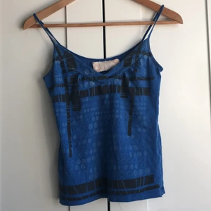 Blått linne - Jag säljer detta fina linne då det tyvärr inte kommer till användning mer, vet ej riktigt vart den kommer ifrån och storleken står ej, men skulle säga xs. Pris kan diskuteras!💕