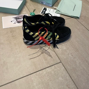 Off-White skor - Tjenare!! Tänkte sälja mina välskötta off-white skor. Dem är i bra skick och allt finns kvar. Box, dustbag, kvitto osv…