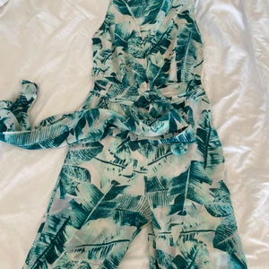 Jumpsuit från HM - Jätte fin och luftig jumpsuit, en hacke fattas vid bröstkorgen men ger en fin cleavage. Inga skador annars.